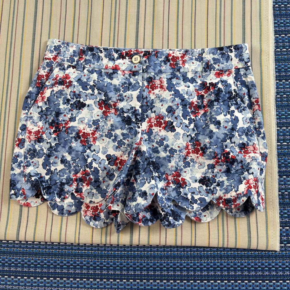 Crown & Ivy Shorts Womens 10 Blue Floral Shelby Chino Scallop Hem 3.5 Inseam EC